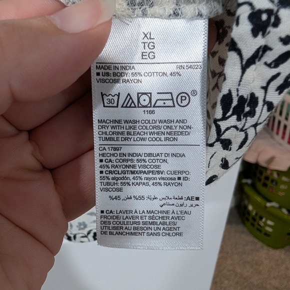 Old Navy Black & White Floral Smocked Back Top in Size XL - Picture 8 of 10